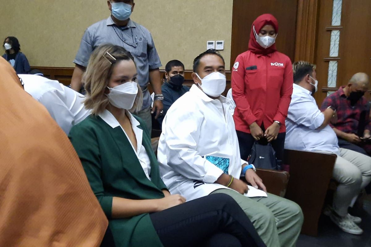 Nia Ramadhani (kiri) dan Ardi Bakrie (kanan) saat menghadiri sidang vonis kasus narkoba di Pengadilan Negeri (PN) Jakarta Pusat, Selasa (11/11/2022).