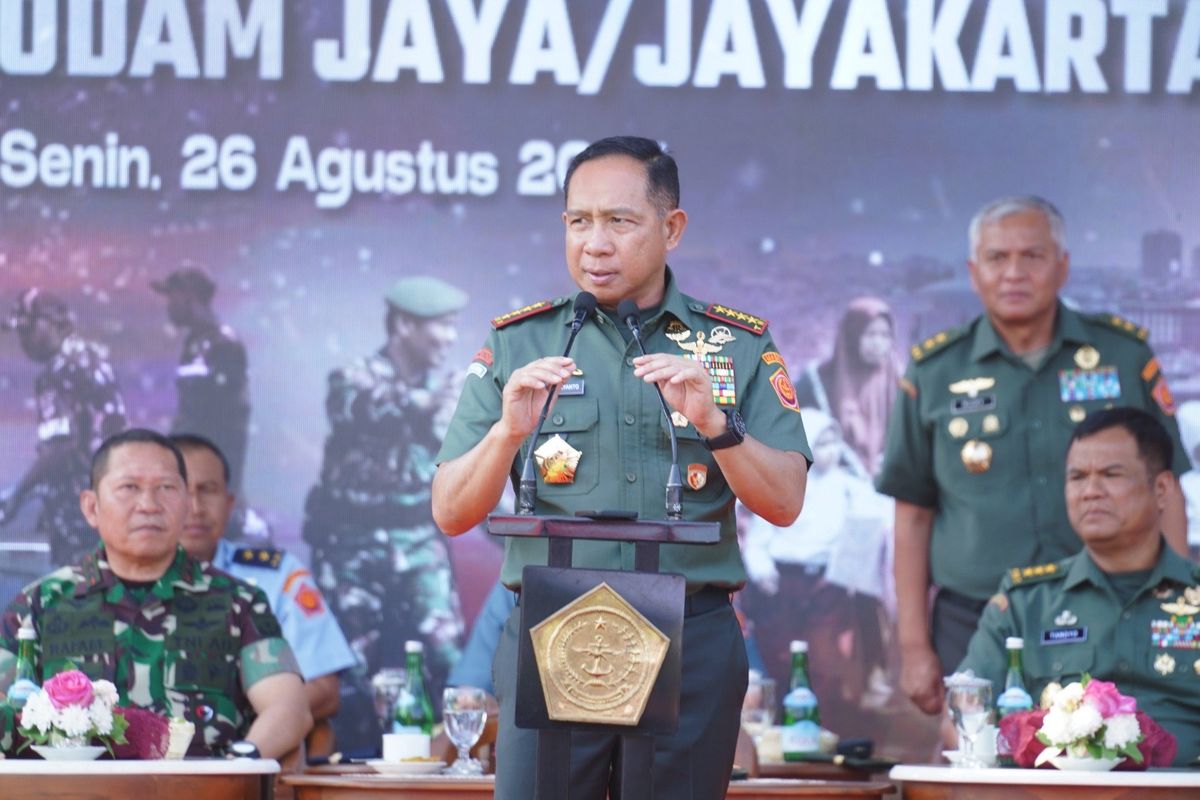 Panglima TNI Jenderal Agus Subiyanto saat memberikan arahan ke jajaran Komando Daerah Militer (Kodam) Jaya di Lapangan Kartika Kodam Jaya/Jayakarta, Jakarta Timur, Senin (26/8/2024).