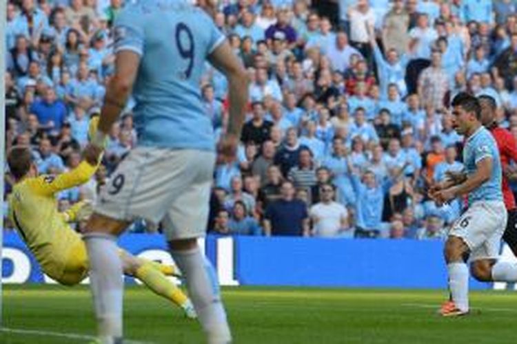 Penyerang Manchester City Sergio Aguero (kedua dari kanan) mencetak gol keduanya (dari dua) ke gawang Manchester United, pada pertandingan Premier League, di Etihad, Minggu (22/9/2013).