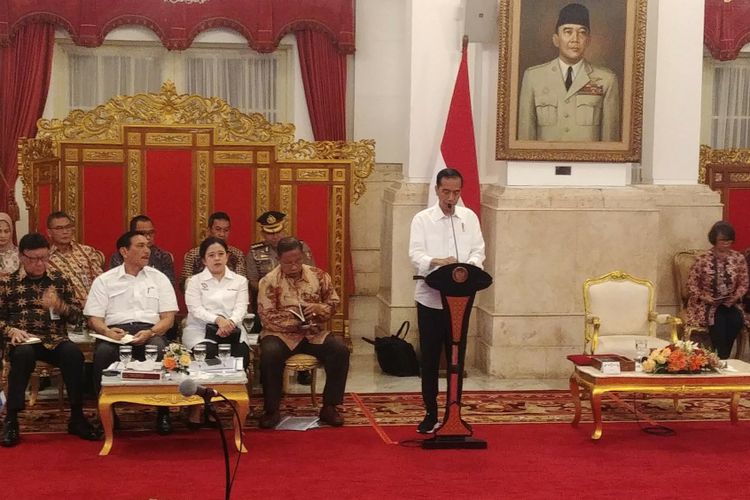 Presiden Jokowi saat membuka sidang kabinet paripurna di Istana Negara, Jakarta, Selasa (7/8/2018) dengan topik nota keuangan dan RAPBN Tahun Anggaran 2019. 