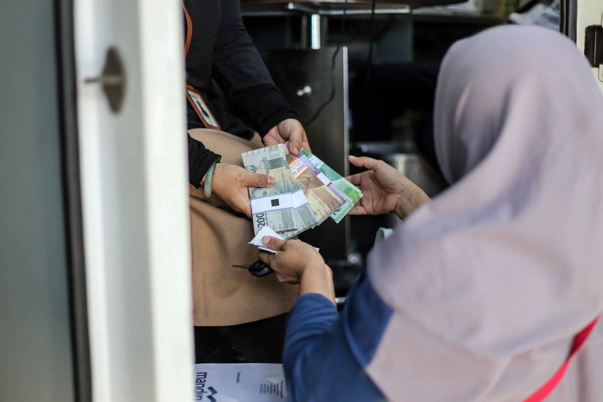 Warga menukarkan uang di mobil kas keliling bank di Lapangan IRTI Monas, Jakarta Pusat, Selasa (14/5/2019). Bank Indonesia dan bank umum menyelenggarakan penukaran uang baru dengan maksimal penukaran Rp3,9 juta per orang perhari mulai 13 Mei hingga 1 Juni 2019 guna membantu masyarakat mendapatkan uang pecahan selama Ramadhan dan kebutuhan Lebaran.