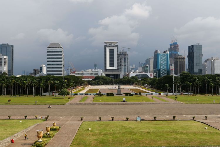 Suasana sepi di kawasan wisata Monumen Nasional, Jakarta, Senin (16/3/2020). Pemprov DKI Jakarta memutuskan menutup 24 tempat wisata di Jakarta mulai Sabtu (14/3/2020) hingga dua pekan ke depan sebagai upaya pencegahan menyebarnya virus corona (Covid-19).
