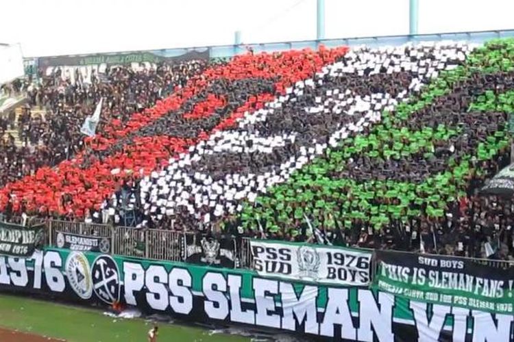Salah satu aksi Brigata Curva Sud (BCS) saat mendukung PSS Sleman di Stadion Maguwuharjo, Sleman.