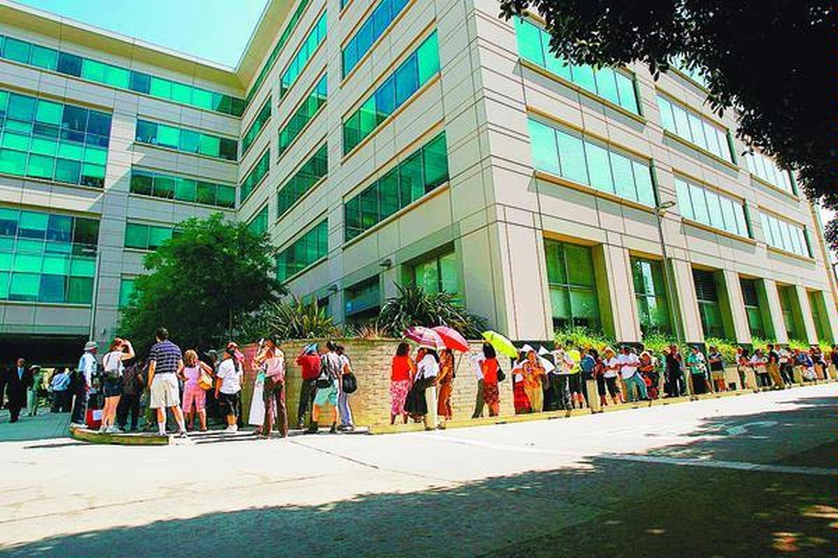Ratusan nasabah mengantre di depan Bank IndyMac di Pasadena, California, AS, Senin (14/7), setelah bank ini dibuka kembali sejak ditutup pada 11 Juli karena terkena dampak kredit macet perumahan (subprime mortgage). Bank IndyMac harus ditutup sementara setelah para nasabah menarik simpanan mereka senilai 1,9 miliar dollar AS karena khawatir bank ini bangkrut.  