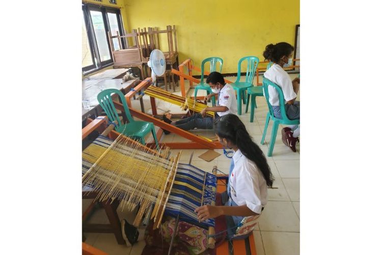 Siswa SMAN 1 Rindi, Umalulu, Sumba Timur, mempelajari tenun khas Sumba sebagai bagian dari mata  pelajaran muatan lokal.
