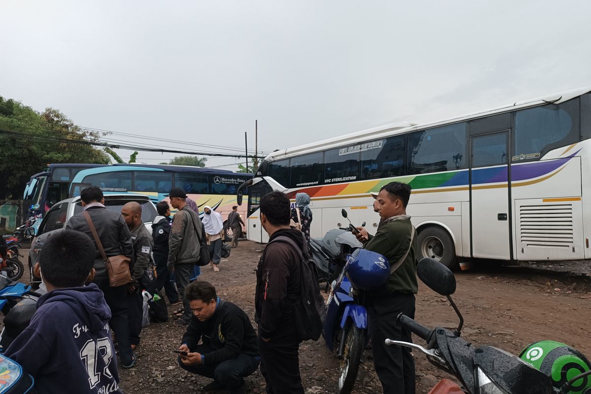 Penumpang di terminal bayangan Cimanggis, Ciputat, Tangsel sudah melonjak sepekan sebelum perayaan Natal 2022. Pada Rabu (21/12/2022) antrean terlihat mengular di depan loket agen PO Sinar Jaya. 