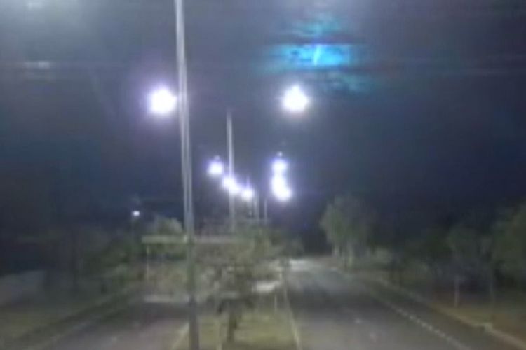 Lintasan meteor terekam CCTV polisi Australia di Alice Springs. (ABC News)