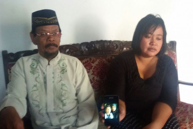 Nurhidayati Pamungkasingtyas (26) didampingi bapaknya, Katijdan Cokro Suramo berada di rumah duka saat ditemui terkait ditemukannya mayat suaminya, Yoga Lanang Setiawan  di Hutan Dam Duriangkang, Batam, Kamis ( 10/8/2017) siang.