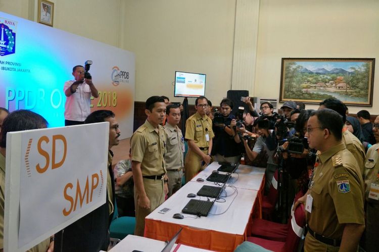 Gubernur DKI Jakarta Anies Baswedan meninjau posko pengaduan PPDB online di SMKN 1 Jakarta, Senin (28/5/2018). 