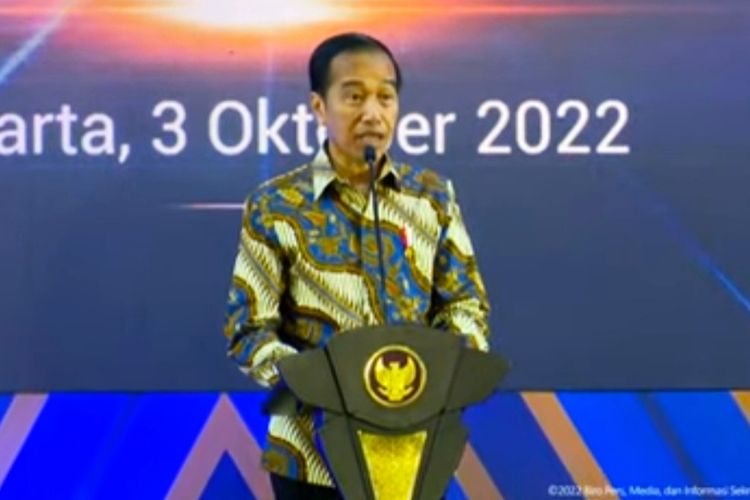 Presiden Joko Widodo saat memberikan sambutan di acara peluncuran Kemitraan Inklusif untuk UMKM Naik Kelas di Gedung SMESCO, Jakarta, Senin (3/10/2022).