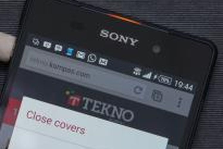 Xperia Z2 akan mengingatkan pengguna untuk menutup cover anti air. Di sini juga tampak lampu indikator yang terletak di bagian atas ponsel