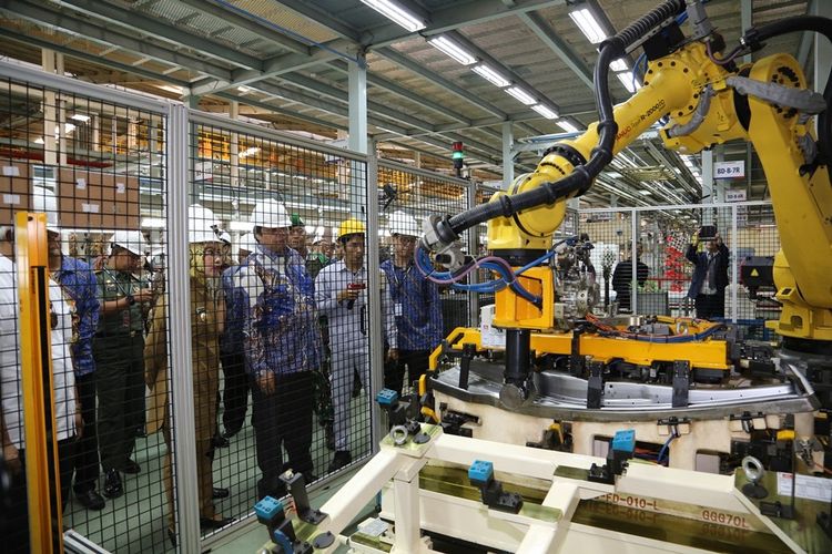Menteri Perindustrian Airlangga Hartarto, saat melihat proses produksi di pabrik merek China Sokon yang sudah menggunakan robot.