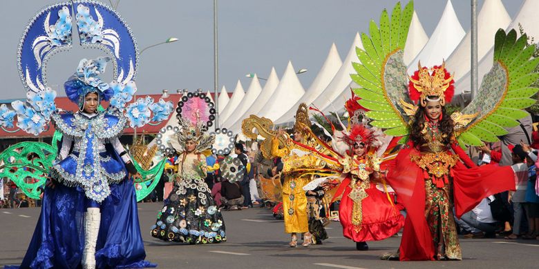Sejumlah Telent mempragakan baju carnaval di event International Culture Carnival 2017 di Batam. Kedepan event ini akan dijadikan event tahunan untuk menarik wisatawan Asing berkunjung ke Batam