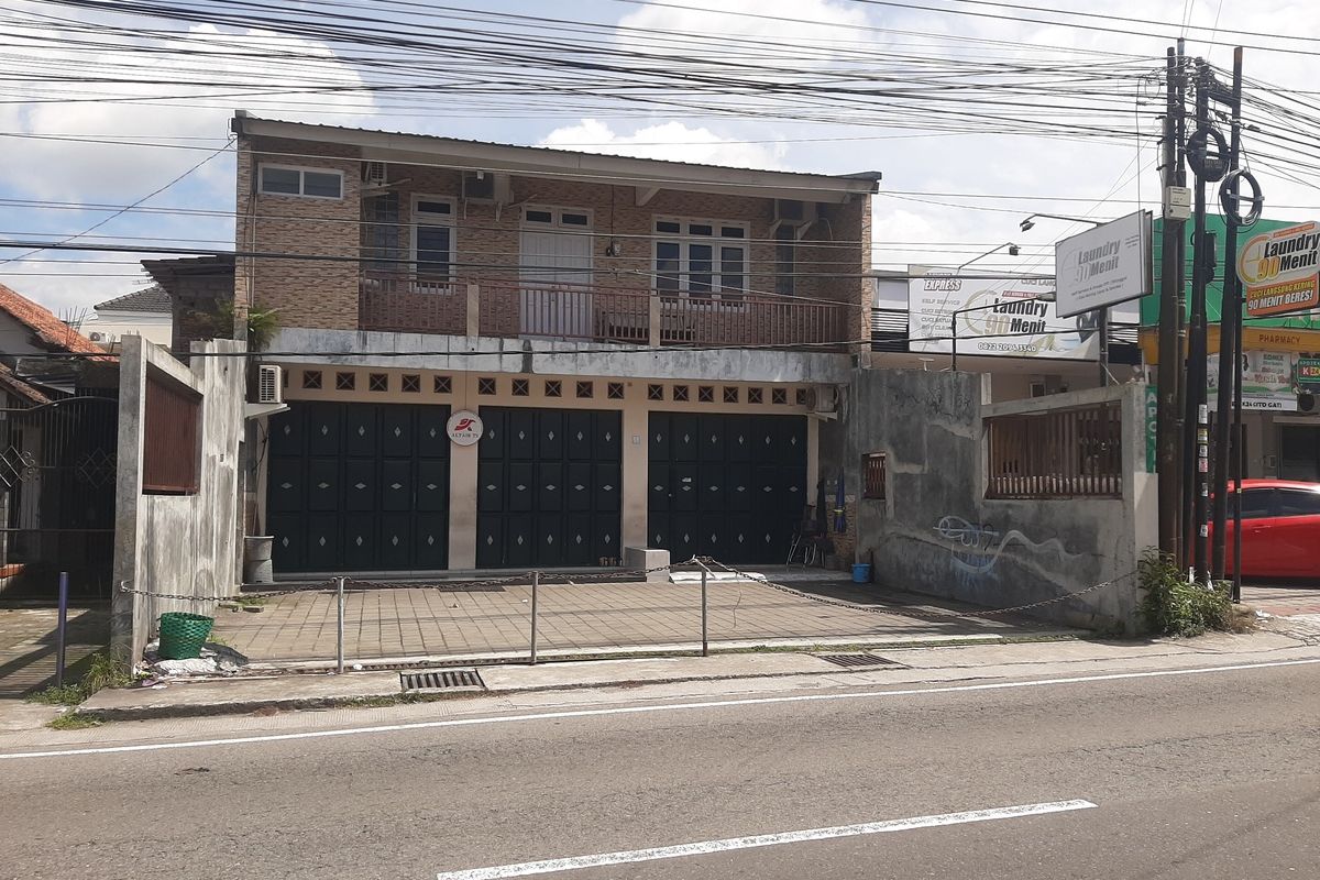 Bangunan berlantai dua di Jalan Gito Gati, Kapanewon Ngaglik, Kabupaten Sleman, Daerah Istimewa Yogyakarta (DIY) yang digerebek Polresta Yogyakarta. Bangunan dua lantai tersebut diduga digunakan sebagai kantor scamming atau kantor penipuan.