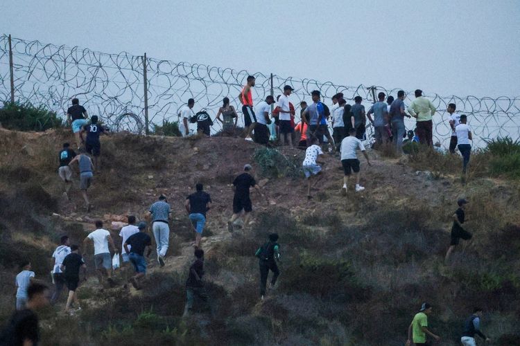 Ricuh, Ribuan Migran dari Maroko Menerobos Masuk Spanyol, Militer Dikerahkan