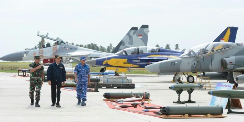 Presiden Joko Widodo didampingi Panglima TNI Jenderal TNI Gatot Nurmantyo dan Kepala Staf Angkatan Udara Marsekal Agus Supriatna menguji cockpit pesawat tempur Sukhoi SU-30, sebelum menyaksikan manuver latihan tempur Angkasa Yudha 2016, di Bandar Udara Ranai, Kepulauan Natuna, Kepulauan Riau, Kamis (6/10/2016). Istana Kepresidenan/Agus Suparto. 