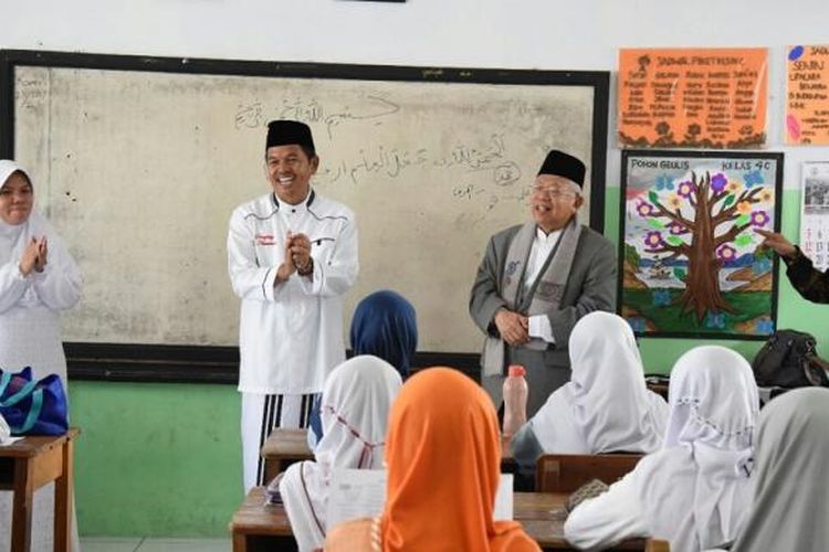 Bupati Purwakarta Dedi Mulyadi sedang mengenalkan kitab kuning dan mendorong para pelajar membaca buku berisi banyak pemikiran klasik tersebut.