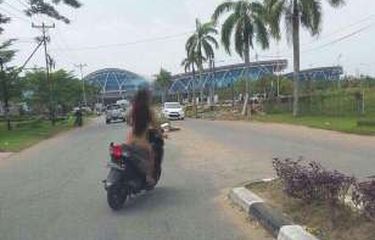 Wanita Ini Nekat Berkendara Tanpa Busana di Bandara Supadio