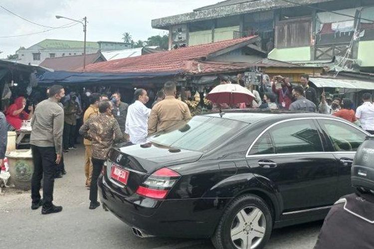 Presiden RI, Joko Widodo bertolak dari BSCC Dome Balikpapan untuk menuju ke Pasar Sepinggan, Senin (31/1/2022), sekira pukul 12.45 WITA. 