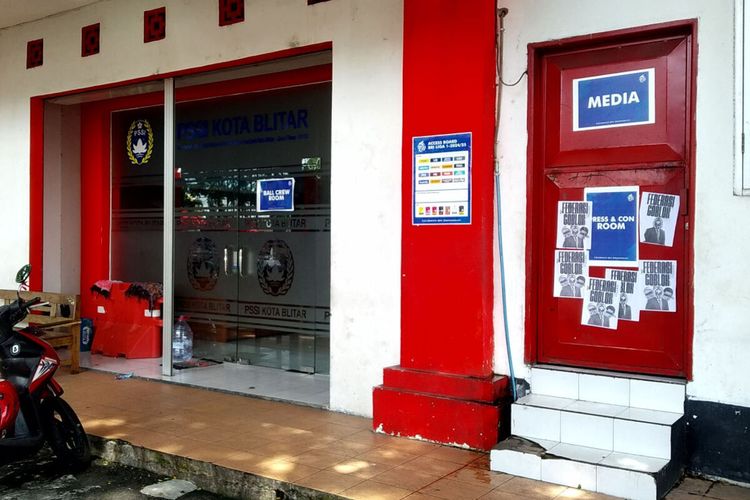 Kelompok orang tak dikenal menempel puluhan poster di pintu Kantor PSSI Kota Blitar, Kamis (9/1/2025), berisi hujatan kepada PSSI atas pemberhentian Shin Tae-yong sebagai pelatih Timnas Indonesia.