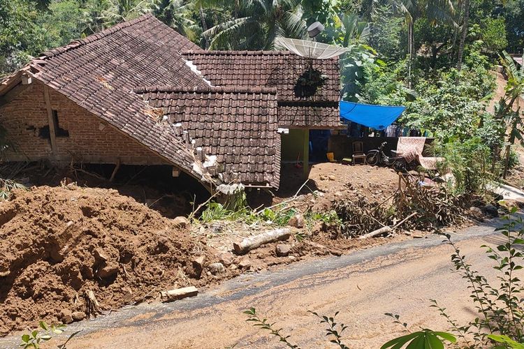 Penanganan bencana tanah longsor di Kalurahan Kalirejo, Kapanewon Kokap, Kabupaten Kulon Progo, Daerah Istimewa Yogyakarta, belum tuntas. Puluhan titik tanah longsor melululantahkan rumah warga, menutup akes jalan utama dan merusak jaringan listrik.