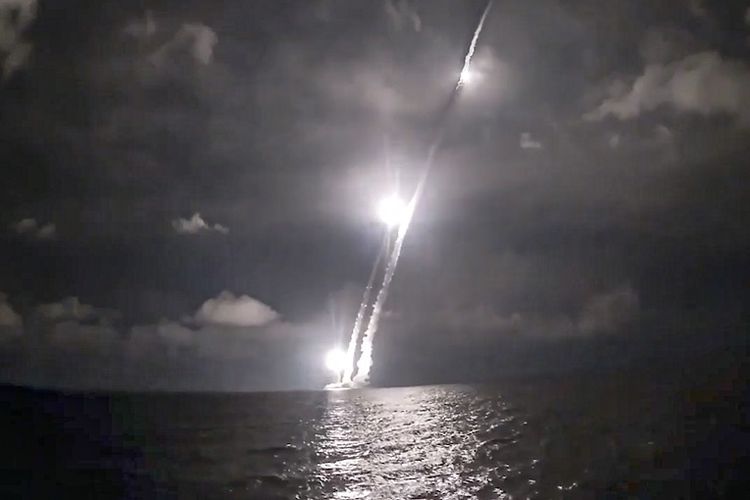 Dalam foto yang diambil dari video yang didistribusikan oleh Layanan Pers Kementerian Pertahanan Rusia, rudal balistik antar-benua (ICBM) diluncurkan oleh kapal selam Vladimir Monomakh milik Angkatan Laut Rusia dari Laut Okhotsk, Rusia, Sabtu (12/12/2020). Kapal selam tersebut berhasil menembakkan empat ICBM untuk menunjukkan kesiapan penangkal nuklir Rusia.