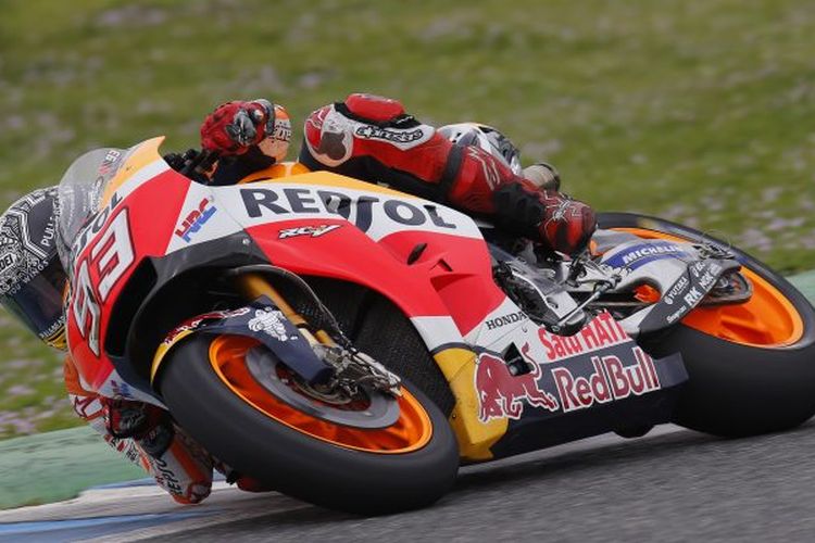 Pebalap Repsol Honda Team asal Spanyol, Marc Marquez, memacu motornya pada tes tertutup di Sirkuit Jerez, Spanyol, Sabtu (25/2/2017).