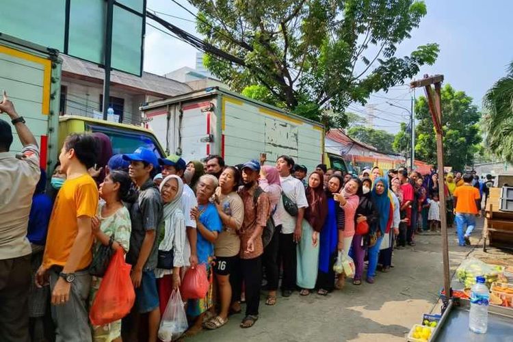 Presiden Jokowi Bagikan 1.500 Paket Sembako Buat Warga Palmerah