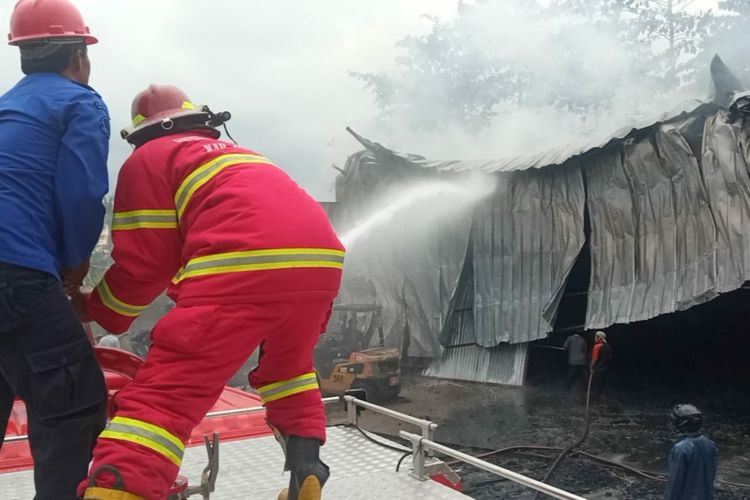 Petugas Damkar memadamkan kebakaran pabrik pengolahan kayu di Desa Jenang, Kecamatan Majenang, Kabupaten Cilacap, Jawa Tengah, Senin (27/12/2021).