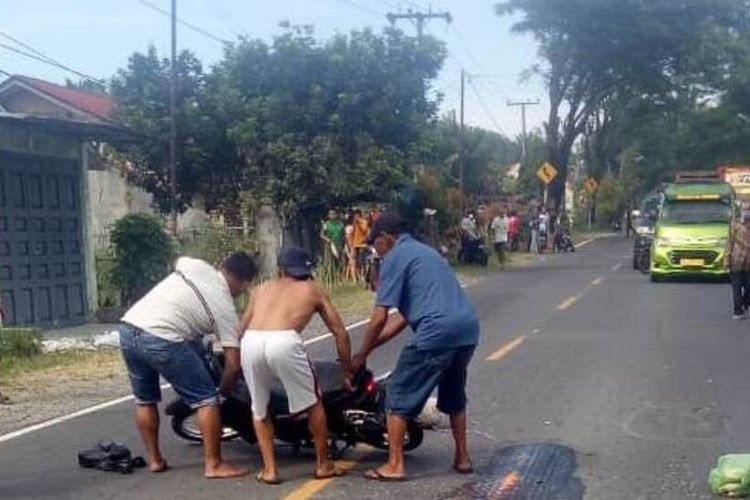 Suami istri lansia terlibat kecelakaan dengan truk di Jalan Parapat Km 7, Kelurahan Tong Marimbun, Kecamatan Siantar Marimbun, Senin (9/8/2021). Suami istri berusaha mendahului truk tapi jatuh gara-gara tersenggol mobil. Mobil yang menyenggol keduanya kabur. 