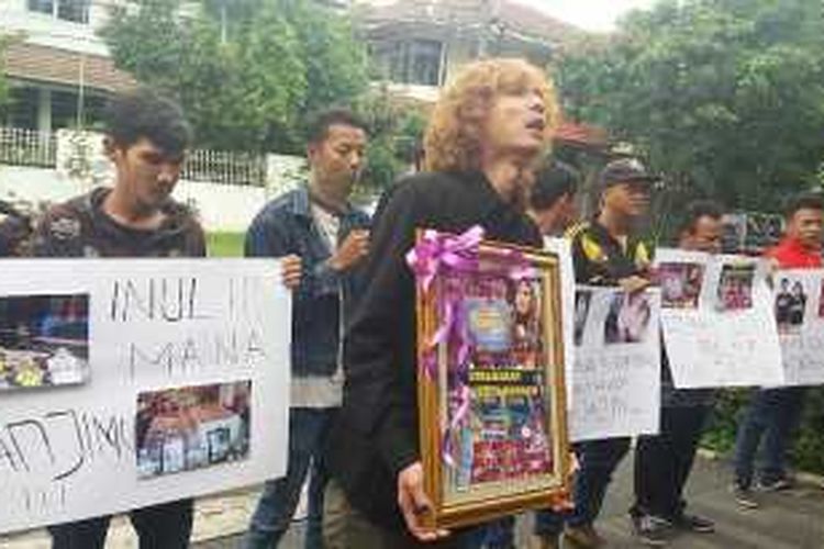 Sejumlah keluarga korban dari terbakarnya tempat karaoke Inul Vizta di Manado, Sulawesi Utara menyambangi rumah Inul Daratista di kawasan Pondok Indah, Jakarta pada Kamis (21/1/2016)