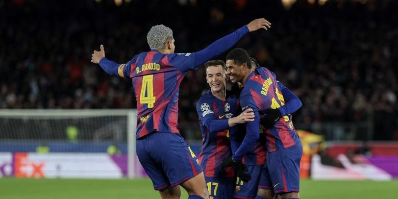 Penyerang Barcelona, Marcus Rashford (kanan), merayakan gol keempat timnya bersama rekan-rekan setimnya pada laga pekan ke-8 fase liga Liga Champions antara FC Barcelona dan FC Copenhagen di Stadion Camp Nou di Barcelona pada 28 Januari 2026.