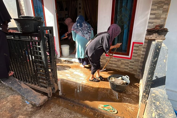 Korban Banjir Bandang Solok Mulai Bersihkan Rumah, Berharap Segera Tinggalkan Pengungsian