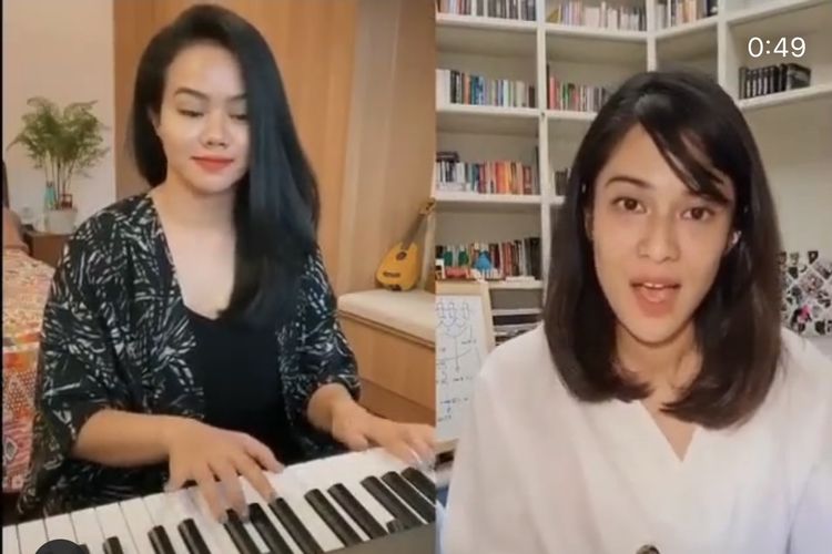 Duet Dian Sastro dan Yura Yunita saat membawakan lagu “Serenata Jiwa Lara”. (Bidikan layar Instagram Dian Sastro). 