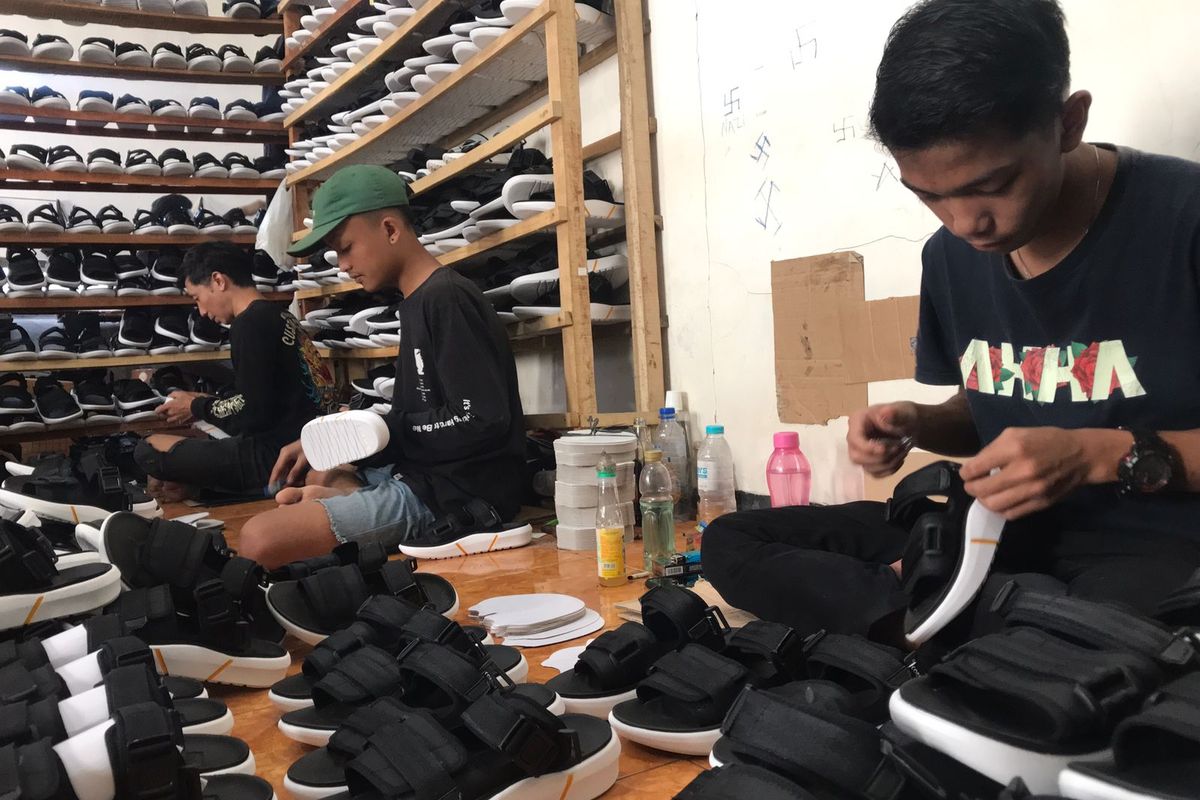 Suasana pembuatan sandal Kampung Babakan Gombong, Desa Sukajadi, Kecamatan Soreang, Kabupaten Bandung. 