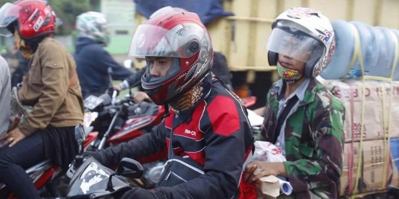 Kepadatan terjadi saat pemudik motor dan juga buruh pabrik yang pulang kerja melewati ruas jalan Kalimalang, Bekasi, Selasa (14/7/2015). Arus pemudik yang menggunakan motor diperkirakan akan melonjak mulai malam ini hingga H-1 Hari Raya Idul Fitri 1436 H.