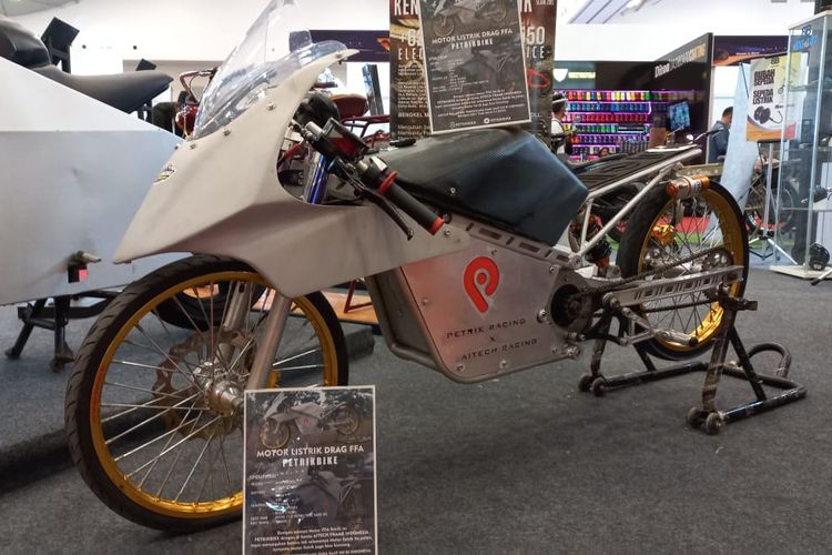 Motor listrik untuk drag bike buatan Petrikbike yang berkolaborasi dengan Aitech Racing