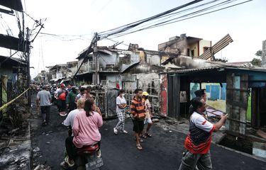 Warga melihat lokasi kebakaran di Kampung Tanah Merah usai ledakan Depo Pertamina Plumpang, Koja, Jakarta Utara, Sabtu (4/3/2023). Kebakaran ini mengakibatkan 17 orang meninggal dunia dan 51 orang luka-luka.