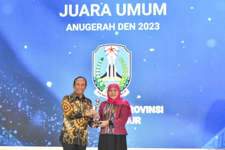 Gubernur Jatim Khofifah Indar Parawansa pada Malam Anugerah DEN 2023 di Hotel Bidakara, Jakarta Selatan, Jumat (20/10/2023) malam.