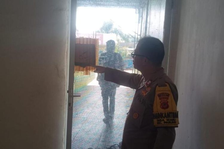 Tersangka pengrusakan dan pembakaran shelter hewan di Bogor berinisial B (31) ditangkap polisi dan kini ditahan di Mapolsek Parung, Kabupaten Bogor, Jawa Barat, Kamis (13/7/2023).