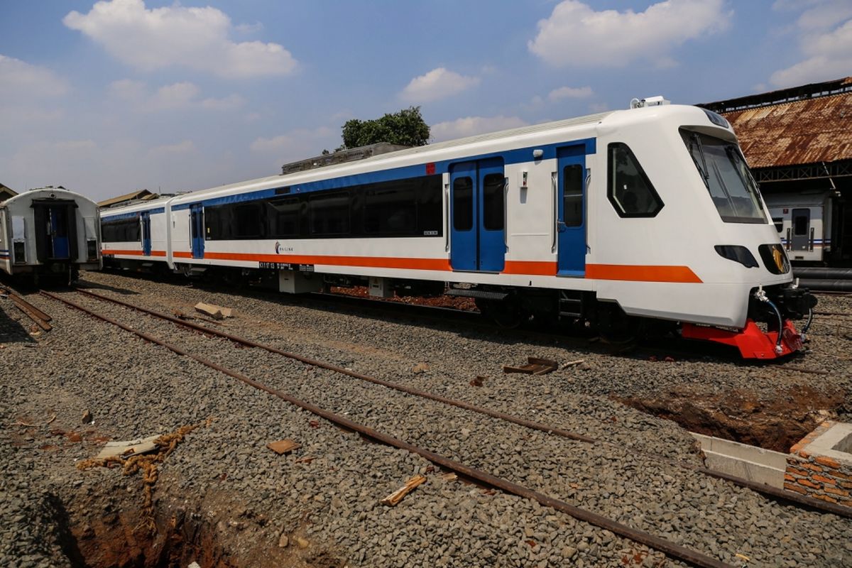 Satu rangkaian kereta Bandara Soekarno-Hatta (Soetta) buatan PT Industri Kereta Api (INKA) terlihat di Balai Yasa, Manggarai, Jakarta, Senin (18/9/2017). Total ada sepuluh train set Kereta Bandara Soekarno-Hatta akan tiba di Balai Yasa Manggarai pada bulan Oktober dan ditargetkan akan beroperasi pada September 2017.