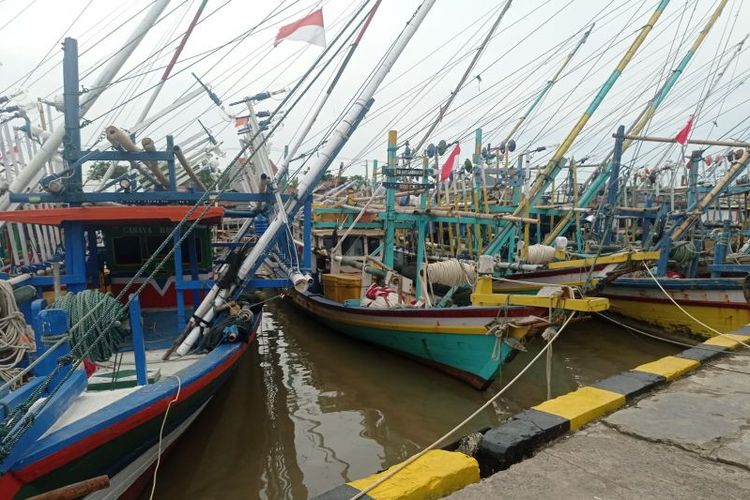 Perahu nelayan disandarkan di Tempat Pelelangan Ikan (TPI) Binuangeun Kabupaten Lebak karena cuaca buruk di Perairan Selatan Banten. 