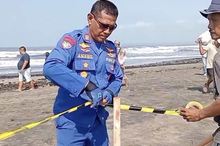 Polisi Pasang Garis Pembatas di Lokasi Ceceran Batu Bara Pangandaran, Warga Dilarang Mengambil Material