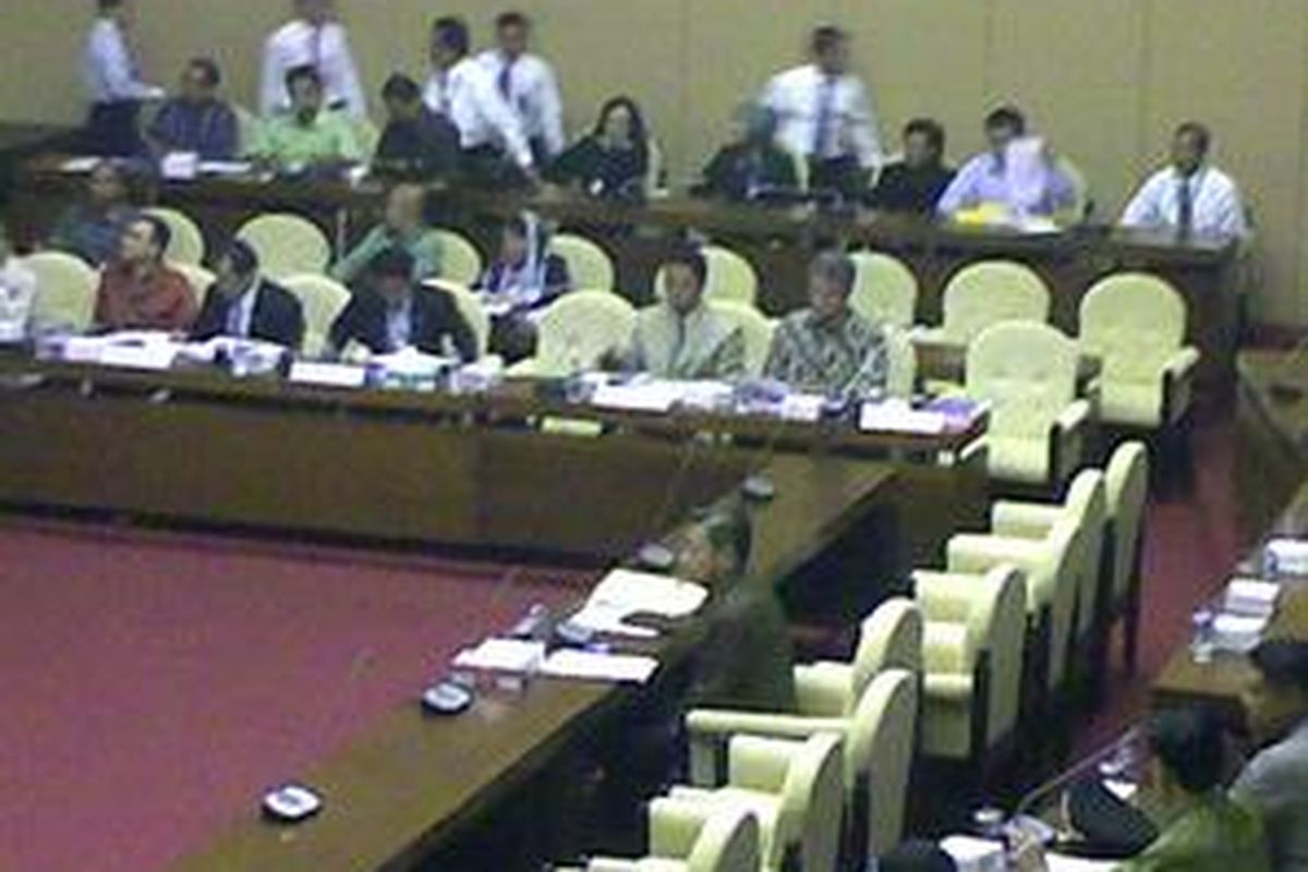 Mantan Gubernur BI, Boediono saat memberikan keterangan di pansus angket Bank Century, Selasa (22/12)