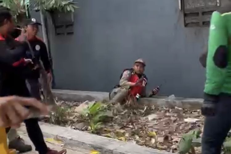 Anggota Satpol PP Surabaya korban tendangan massa buruh, Kamis (30/11/2023). 