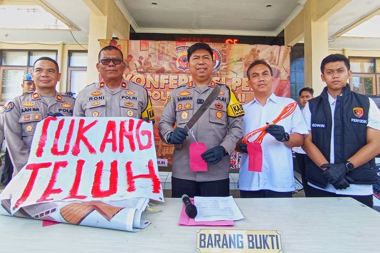 Kepala Polres Sukabumi, AKBP Dr Samian (tengah) didampingi anggota polisi lainnya memperlihatkan barang bukti saat konferensi pers di Palabuhanratu, Sukabumi, Jawa Barat, Rabu (25/9/2024).