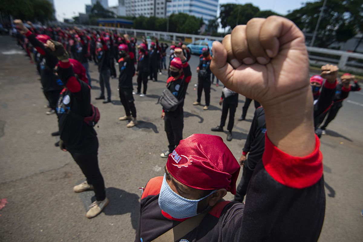 Sejumlah buruh berunjuk rasa di depan kompleks Parlemen, Jakarta, Rabu (30/9/2020). Dalam aksinya mereka menolak Omnibus Law Rancangan Undang-Undangan (RUU) Cipta Kerja karena dinilai lebih menguntungkan pengusaha, serta mengancam akan melakukan mogok nasional pada 6-8 Oktober 2020 atau saat sidang paripurna DPR membahas RUU Cipta Kerja.