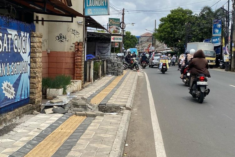 Pembangunan trotoar di Jalan Benda Raya, Pondok Benda, Pamulang, Tangerang Selatan, Banten. Sejumlah batu berjenis paving block atau model hexagon tertata di depan ruko. 
