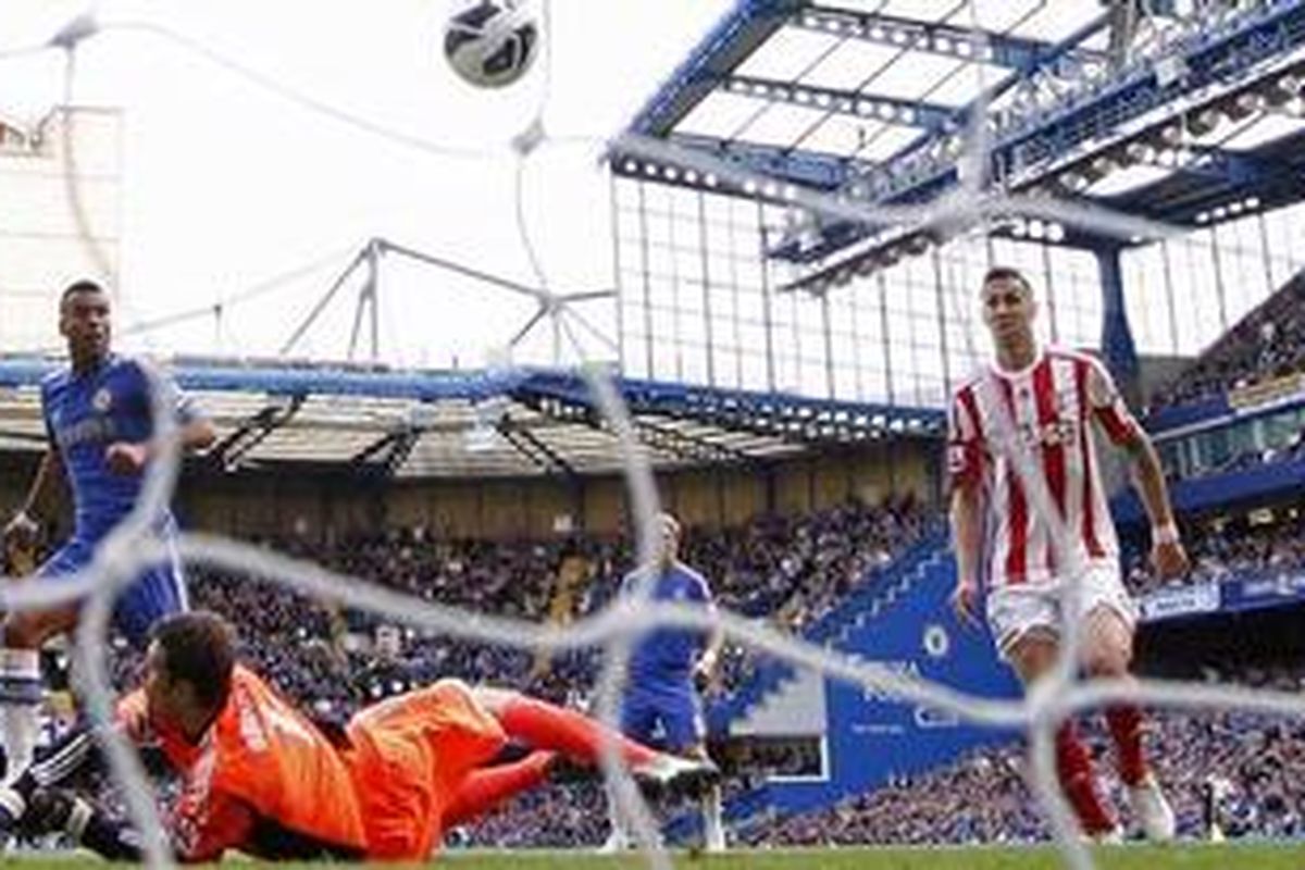Bek Chelsea, Ashley Cole (kiri), melepaskan tembakan yang berujung gol ke gawang Stoke City, pada pertandingan Premier League, di Stamford Bridge, Sabtu (22/9/2012).