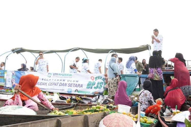 Direktur Utama Badan Penyelenggara Jaminan Sosial (BPJS) Kesehatan, Ghufron Mukti, memaparkan Program JKN pada pengunjung Pasar Apung di Sungai Martapura, Rabu (1/11/2023).